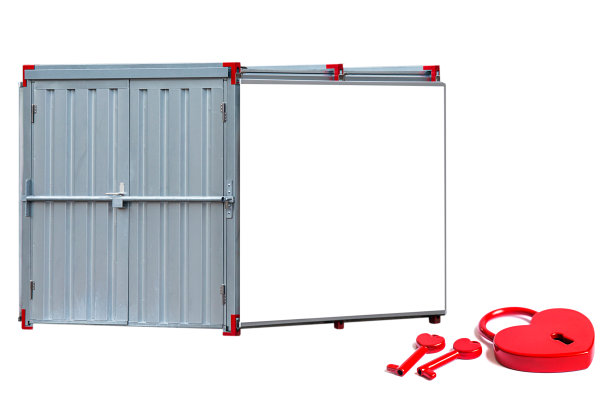 空白广告牌与心形挂锁孤立在白色背景。图片下载