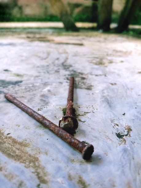 生锈的钉子图片下载