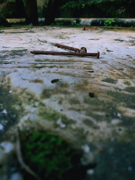 生锈的钉子图片下载