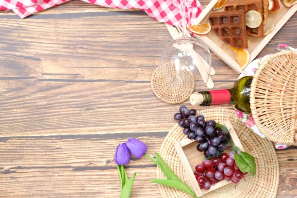 俯视图红酒木质背景和文字空间图片下载