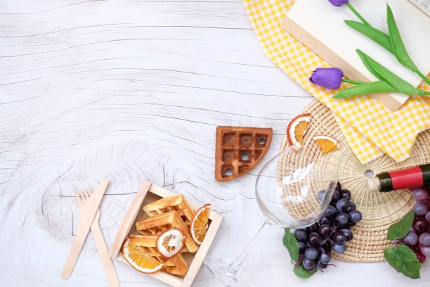 俯视图野餐设置在桌子的背景和文字空间图片下载