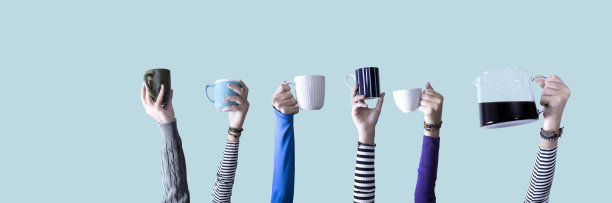 手里拿着五颜六色的咖啡杯图片下载