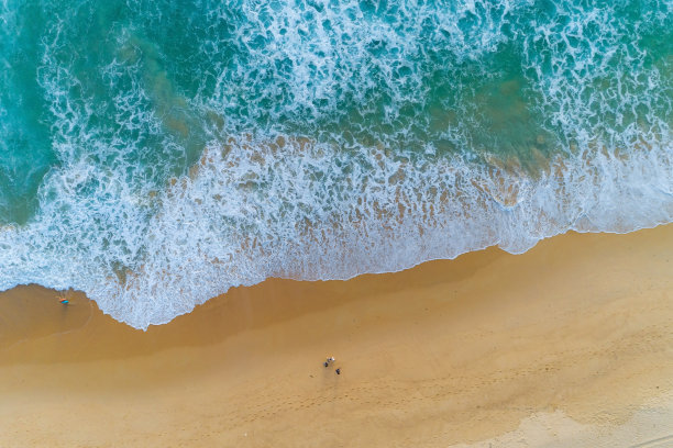 令人惊叹的视图鸟瞰图无人机相机照片的海浪撞击沙滩，在早晨日出的美丽的沙滩俯视图图片下载