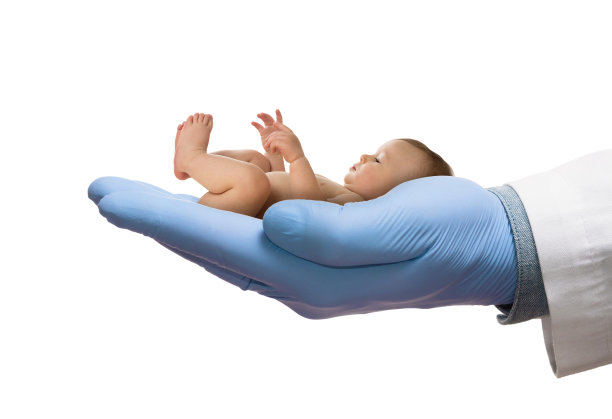 宝宝在医生的两只手掌之间图片下载