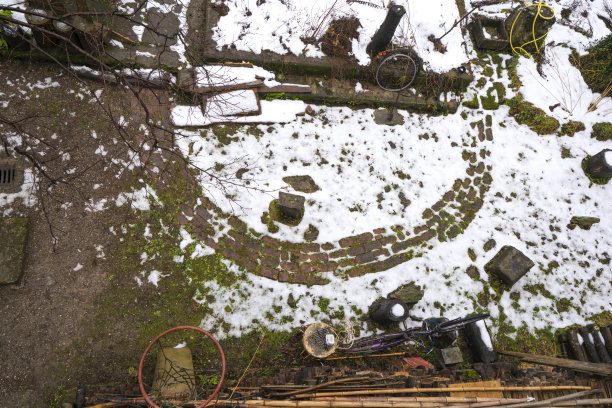 静物，自行车在草地上，在花园里的雪下等待修理图片下载