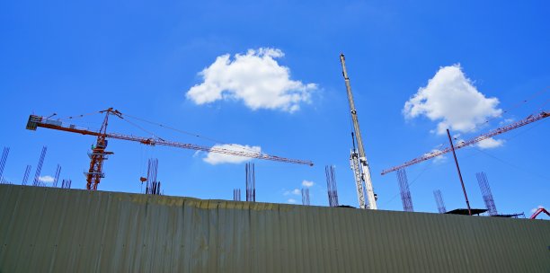 在蓝天背景下施工塔吊图片下载