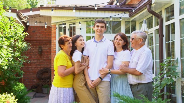 三代同堂。照片拍摄于乡村别墅的后院图片下载