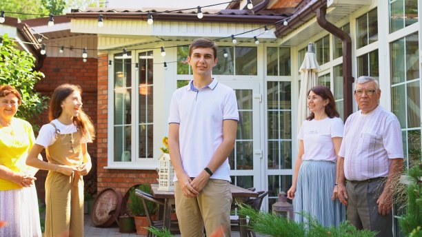 三代同堂。照片拍摄于乡村别墅的后院图片下载