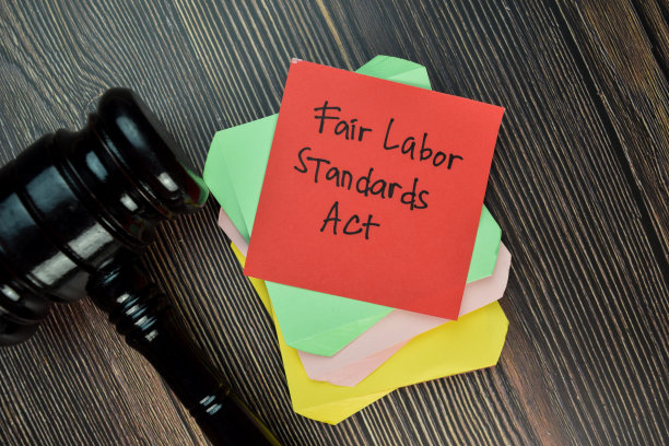 公平劳动标准法案写在便利贴上，隔离在木桌上。正义/法律概念图片下载