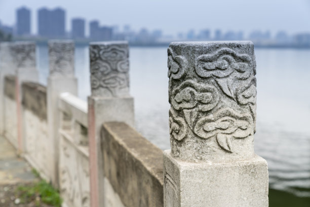 公园河边的石头栅栏图片下载