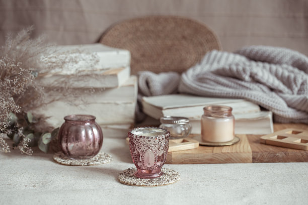 在模糊的背景上美丽的复古烛台的组成。图片下载