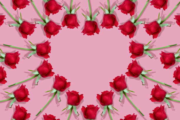 红玫瑰图案框架在一个形状的心在粉红色的背景图片下载