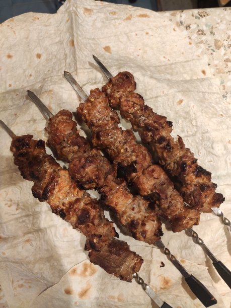 自制的火鸡肉串，烤好，夹在皮塔饼上。图片下载