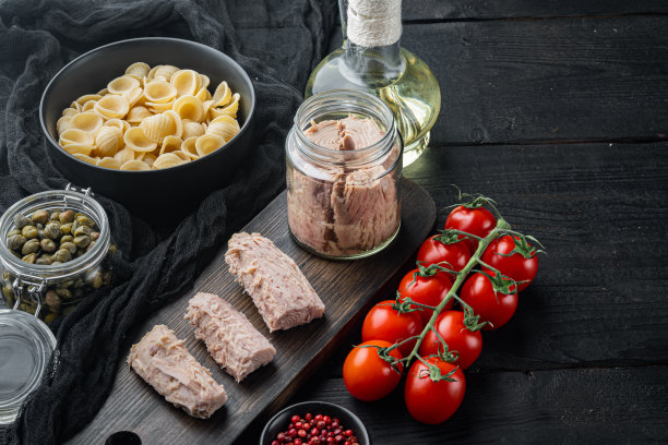 美味的卢马科尼意大利面配金枪鱼和酸豆，放在黑色的木桌上，有文字拷贝空间图片下载