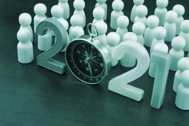 许多木制数字，指南针和数字2021。图片下载