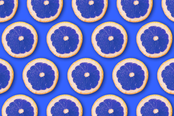 夏季模式与多汁的成熟新鲜橙蓝色片在蓝色的背景图片下载