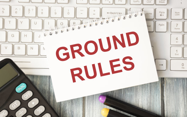 笔记本电脑，红笔和笔记本，白色背景上写着规则图片下载