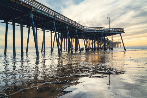 一个标志性的历史皮斯摩海滩码头，延伸到夕阳。皮斯莫海滩日落，加利福尼亚图片下载