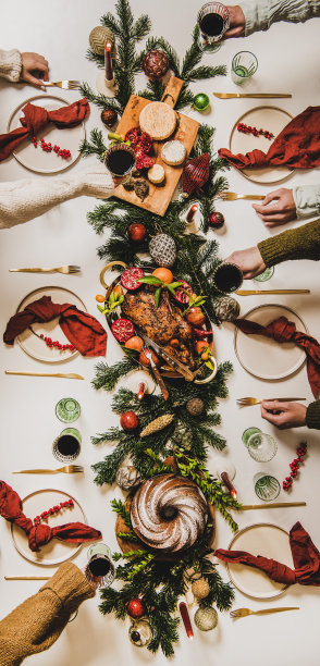 人们举杯庆祝圣诞节的俯视图图片下载