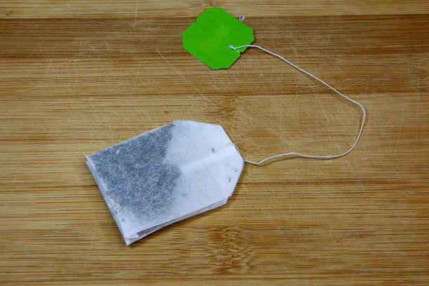 茶叶袋与空白标签在木制背景，俯视图，拷贝空间图片下载