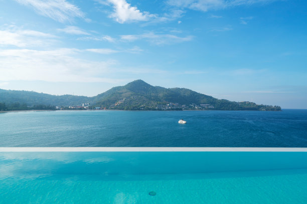 顶层有楼梯的游泳池，可以看到热带海洋，现代设计的豪华海滩别墅，海景游泳池，暑假和旅游背景概念图片下载