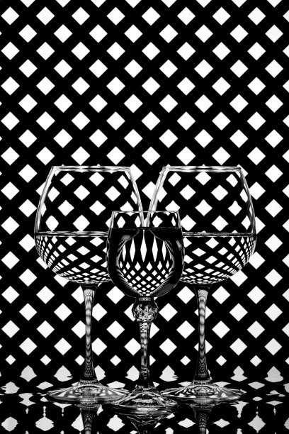 在栅格背景上，带着液体眼镜的静物画图片下载