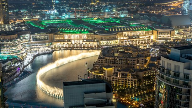 迪拜市中心人造湖的夜景喷泉图片下载