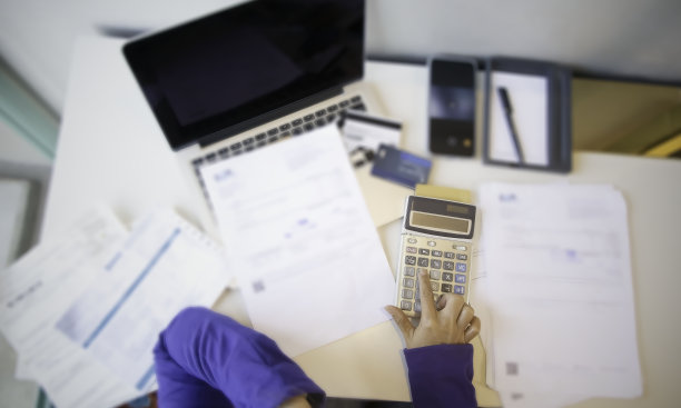 女性手有选择性的重点与未付账单中有许多债务的计算。失业及个人破产图片下载