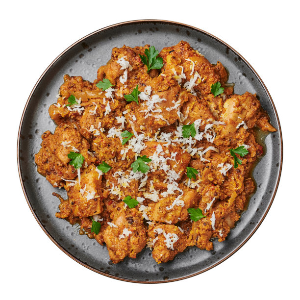 芒格洛林鸡在黑色盘子上孤立在白色。印度菜椰子咖喱菜。亚洲饮食图片下载