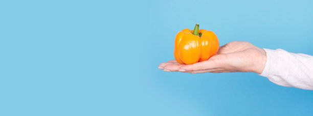 在蓝色底色上加入新鲜成熟的甜椒。图片下载