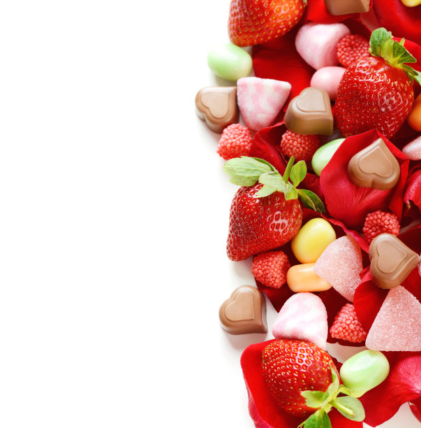 明亮美丽的糖果和草莓在白色的背景图片下载