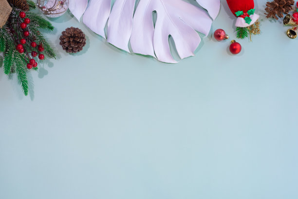 深绿色的Monstera大叶子，philodendron热带叶植物生长在野生的黄色背景与修剪路径概念的平坦lay夏季绿叶叶纹理热带植物图片下载