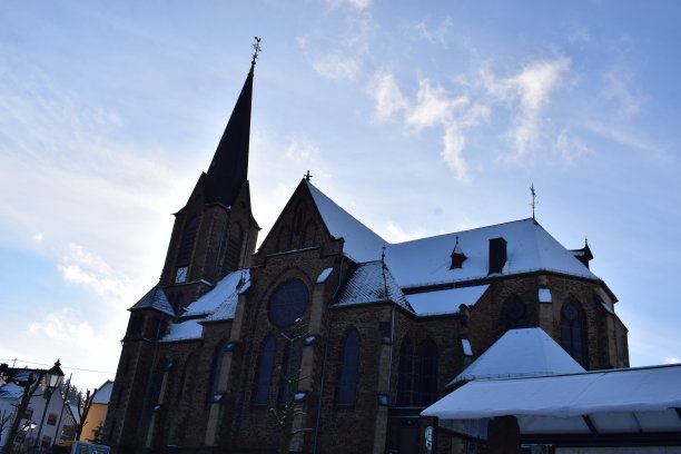 新雪中的古老石头教堂图片下载