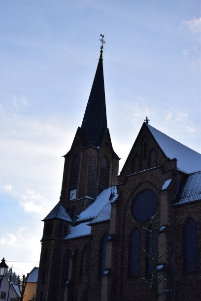 古老的石头教堂在新雪中图片下载