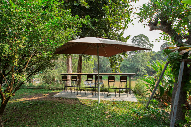 在泰国的乡村，复古的餐椅与顶棚为河流遮荫图片下载