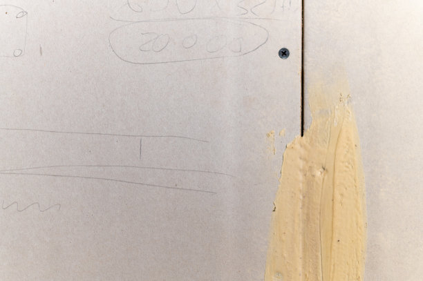 近手工人在建筑工地使用填缝枪把硅树脂围绕房子的墙壁图片下载