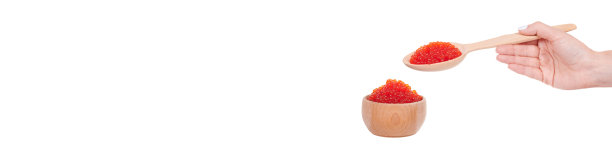 手用豪华的红鱼子酱放在木勺上，昂贵的健康海鲜，孤立在白色的背景上。图片下载