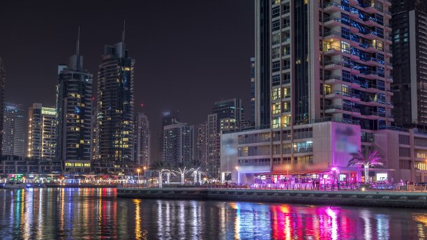 迪拜码头湾夜景：游艇和船只图片下载