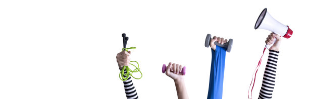 人们举起并拿着健身器材图片下载