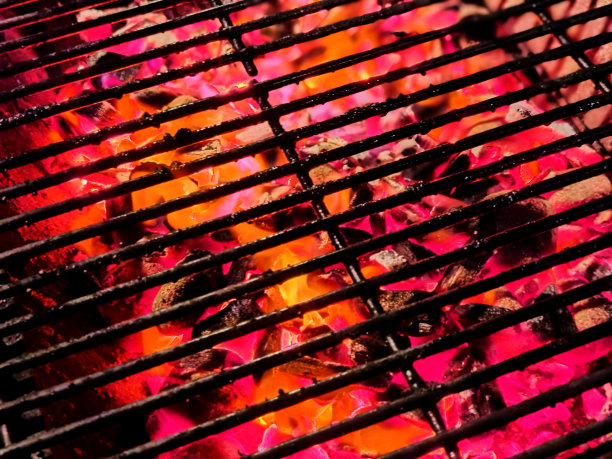 在烤架下发光的木炭图片下载