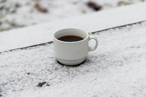 冬季雪地桌上的咖啡图片下载