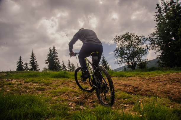 骑自行车的帅哥图片下载
