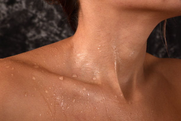 湿的女人的脖子图片下载