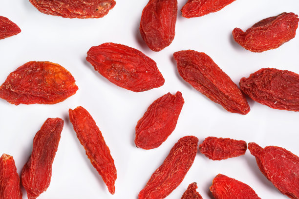 特写照片的枸杞(枸杞-中国ense)干果孤立在白色背景，从上面看图片下载