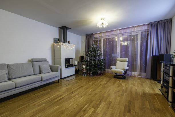 房间与圣诞节装饰的观点。美丽的圣诞背景。图片下载