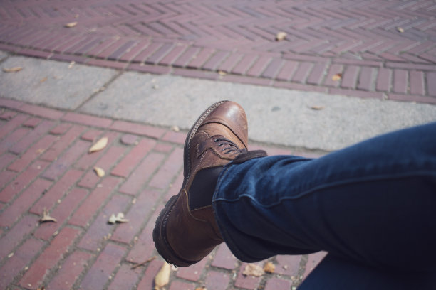 穿着靴子在秋叶前图片下载