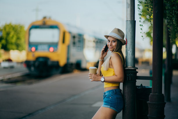 一个年轻女子在夏天的大街上走着图片下载