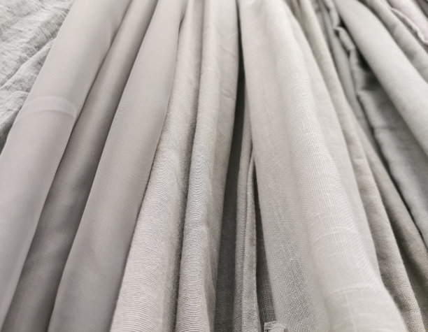 在面料市场上发现的不同颜色的布料和织物样品的详细近距离查看。有选择性的重点,图片下载