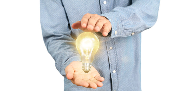 手持照明灯泡，创新灵感理念图片下载