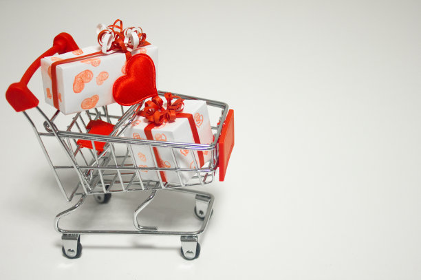 白色背景的情人节礼物购物车图片下载